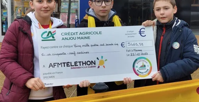photo  de gauche à droite : roukia tribote gaucher, timéo plessis, léo plessis, mercredi dernier, lors de la remise du chèque d’une valeur exacte de 5 465,59 € à l’afm (association française contre les myopathies).   &copy;  mamer’thon 