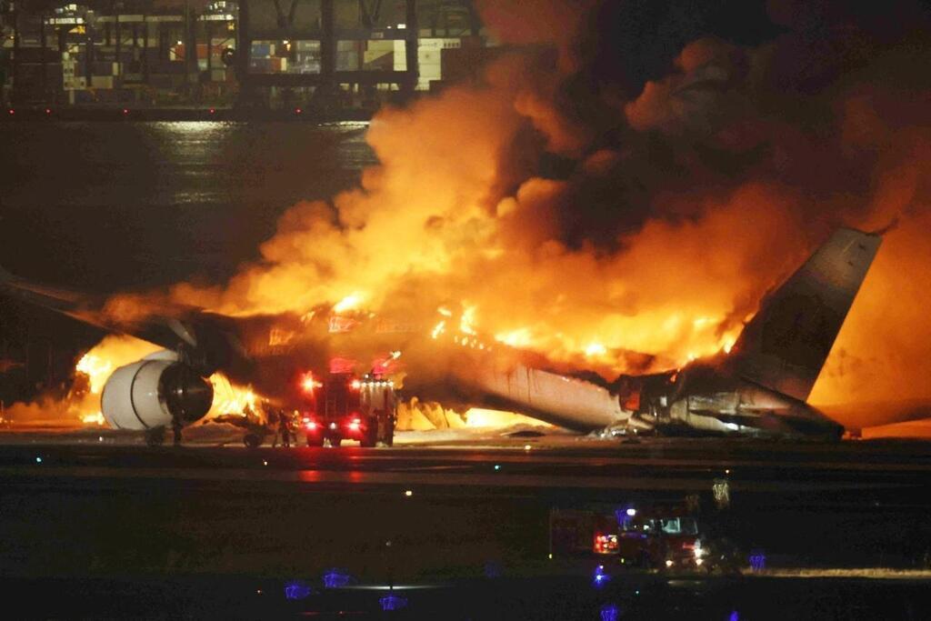 avion au sol à l'aéroport subissant un événement de défaillance  catastrophique causé par la combustion du moteur, le feu et la fumée  6927842 Photo de stock chez Vecteezy