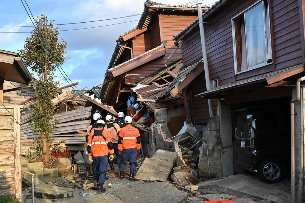 Séisme au Japon au moins 48 morts, un SOS vu du ciel, les opérations