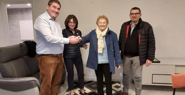 photo  odile maurice, propriétaire des lieux, a remis les clefs aux sénateurs, olivier bitz et nathalie goulet, en présence de pierre chivard (à droite), maire de carrouges.  &copy;  ouest-france 