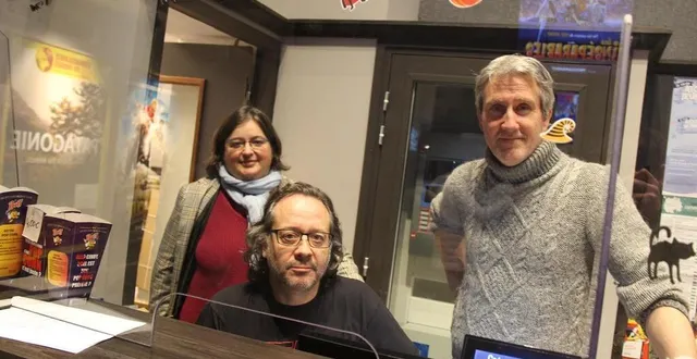 photo  carine ménage, adjointe en charge de la culture, gérard lair, projectionniste, et jean-françois joly, directeur du cinéma municipal de la flèche (sarthe) peuvent se réjouir : avec 88 000 entrées en 2023, le kid a connu une année de tous les records.  &copy;  ouest-france 