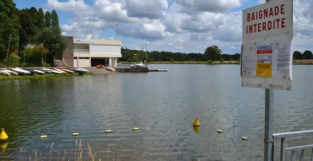 photo  cholet, lac de ribou, 1er août 2021. au lac de ribou et comme sur les autres plans d’eau infestés d’algues bleues du choletais, l’autorisation de baignade et le maintien des activités nautiques dépend du degré de concentration des cyanobactéries dans l’eau.  &copy;  co – yves boiteau 