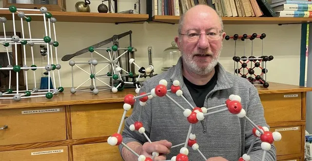 photo  christian ayma (ici avec la représentation d’une molécule de glace) a enseigné les sciences physiques au lycée mézeray à argentan, de 1989 à 2023.  &copy;  ouest-france 
