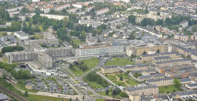 photo  mai 2013. le bâtiment du fontenoy est reconnaissable par sa forme en x.  &copy;  archives le maine libre – denis lambert 