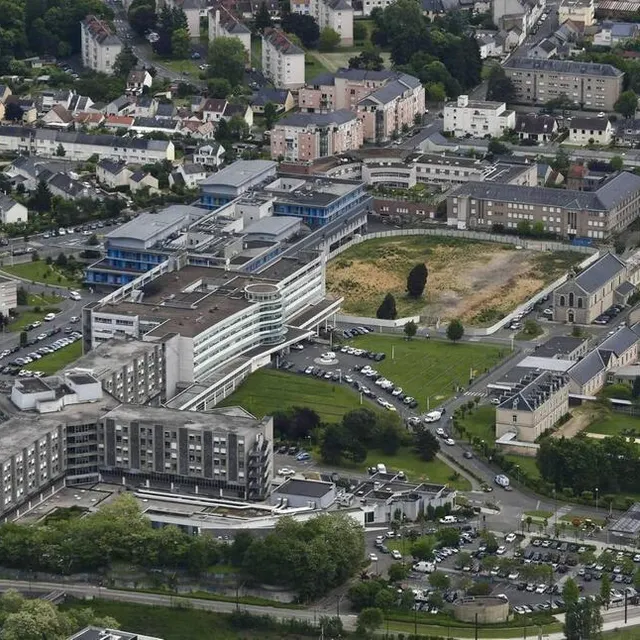 photo mai 2017. au premier plan, le fontenoy avec sa forme en x, prolongé par monet. derrière, en bleu, le pôle femme-mère-enfant aliénor. le bâtiment madeleine-brès a ensuite été construit dans le prolongement de monet, devant lequel a enfin été érigé plantagenêt.  ©  archives le maine libre – denis lambert
