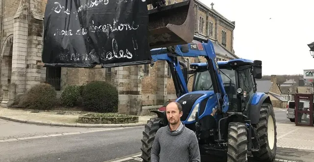 photo  david hamelin dénonce le fait qu’il n’ait pas été indemnisé entièrement près de quatorze ans après l’incendie de sa maison, devant le crédit agricole d’athis-de-l’orne, dans l’orne.  &copy;  ouest-france 