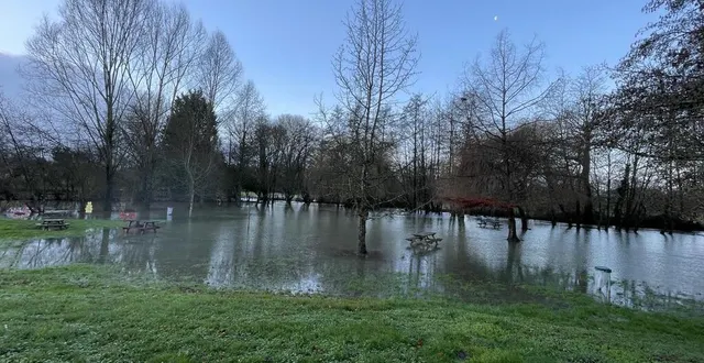photo  la briante déborde, ce mercredi 3 janvier 2024. à damigny (orne), le parc situé en face de l’église est partiellement inondé.  &copy;  ouest-france 