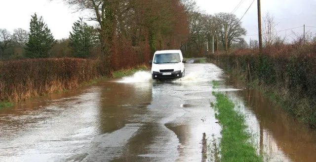 photo  il fallait vraiment rouler à faible allure pour éviter de rester bloqué au milieu de cette étendue d’eau.   &copy;  le maine libre 