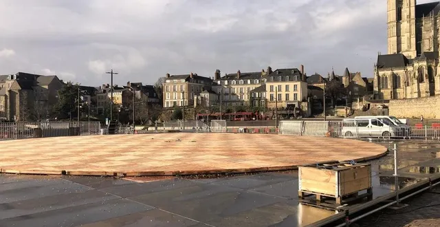 photo  la place des jacobins accueillera pendant dix jours la biennale du son, parrainée par l’artiste jean-michel jarre. le parquet qui réceptionnera le dôme est en cours de construction.  &copy;  ouest-france 
