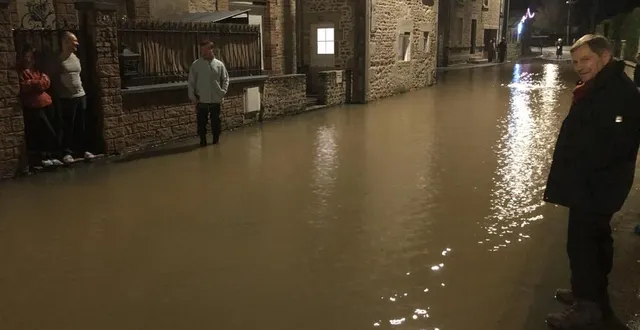 photo  la rue de l’église, dans le quartier de courteille, à alençon, était inondée mercredi 3 janvier. le maire, joaquim pueyo, s’est rendu sur place.  &copy;  ouest-france 