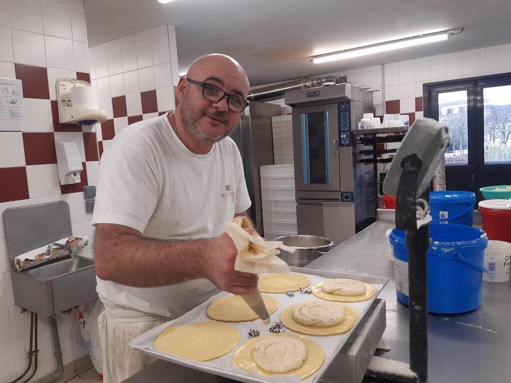 Dans Cette Boulangerie De Ploërmel Le Pâtissier Fabrique Près De Cent Galettes Par Jour En