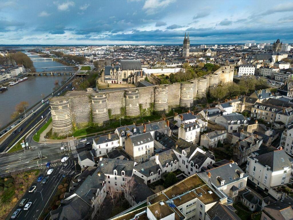 Combien de jours Angers a-t-elle été la capitale de France ? - La Roche ...