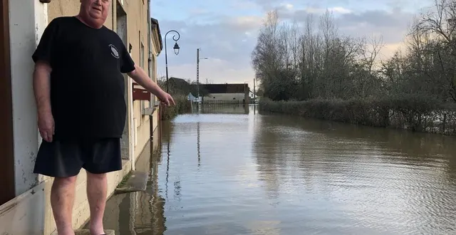 photo  à vivoin (sarthe), l’eau menaçait d’atteindre le seuil de la porte d’entrée de la maison de jean-alain montebran, ce mercredi 3 janvier 2024.  &copy;  ouest-france 