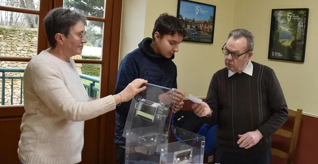 photo  sous le contrôle d’isabelle gautier, adjointe au maire et du président, christian pottier, youenn a tiré au sort les bulletins.  &copy;  le maine libre 