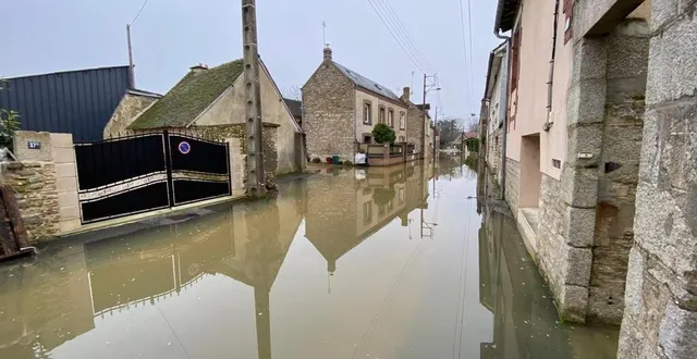 photo  à alençon (orne), la rue de l’église est en partie inondée, ce jeudi 4 janvier 2024 au matin.  &copy;  ouest-france 