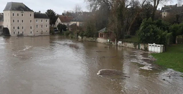 photo  la sarthe est sortie de son lit à parcé-sur-sarthe jeudi 4 janvier.  &copy;  ouest-france 
