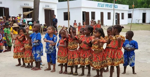 photo  après dix ans d’existence, l’école de brousse vaza a fêté son 10e anniversaire en présence de seize membres de l’association basée à chantenay-villedieu.  &copy;  martine bouvier 