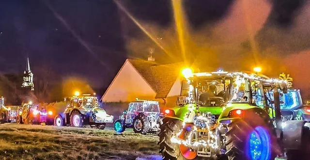 photo  des tracteurs tout en lumières.  &copy;  association sillé en fête, comice 2024 