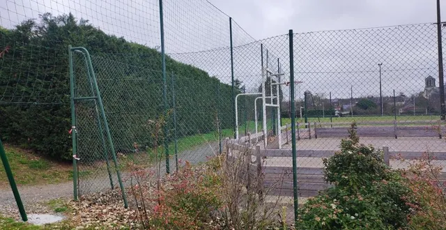 photo  le filet pare ballons du city-stade doit empêcher les ballons de finir dans la propriété du riverain.  &copy;  ouest-france 