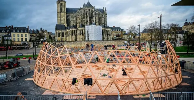 photo  le chantier de construction du dôme sonore doit durer une dizaine de jours, sur l’esplanade des jacobins, au mans.  &copy;  photo le maine libre – yvon loué 
