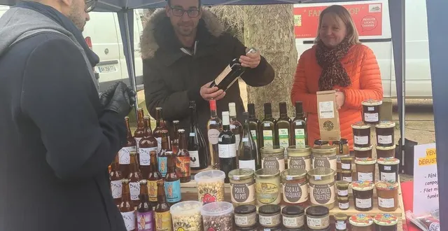 photo  steeve kindermans et kristel brotel installent leur stand sur le petit mail sur le marché du lundi les semaines paires.   &copy;  le maine libre 