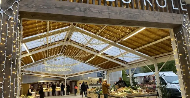 photo  l’espace du rôle à solesmes accueille depuis le 25 octobre le marché municipal et participe à l’attractivité de la ville.  &copy;  photo : le maine libre 