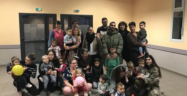 photo  les parents, les enfants et les salariés de la crèche des pi’tchouns, à flers, dans l’orne se sont retrouvés pour un dernier goûter à la salle des fêtes d’échalou, mercredi 3 janvier 2024.  &copy;  ouest-france 