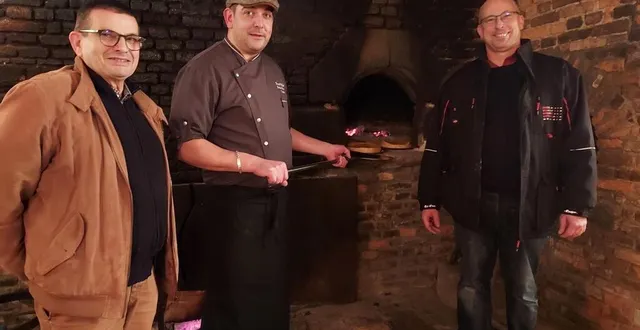 photo  yannick coulbault a profité du four de la boulangerie du château pour une galette de seigneurs.  &copy;  ouest-france 