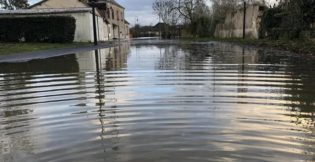 photo  la route entre maresché et vivoin, dans le nord de la sarthe, s’est transformée en petite rivière, ce mercredi 3 janvier 2024.  &copy;  ouest-france 