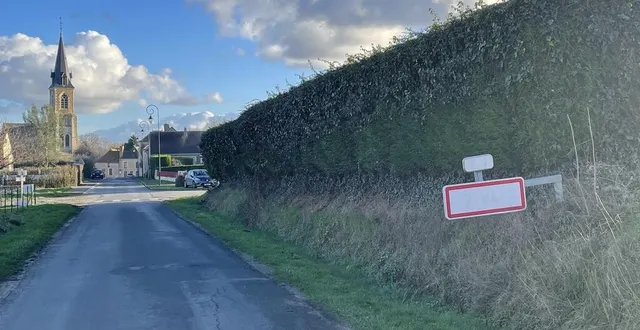 photo  le panneau d’entrée de ville rue des cèdres à arthezé sera bientôt changé.  &copy;  le maine libre 