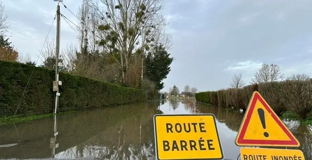 photo  la sarthe a débordé et inonde les champs et les routes autour des communes de la guierche et souillé.  &copy;  le maine libre 