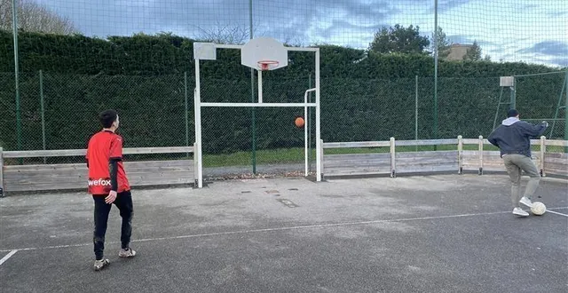 photo  depuis plus de trois ans, des dizaines de ballons provenant du city stade terminent dans le jardin de daniel lebreton.  &copy;  ouest-france 