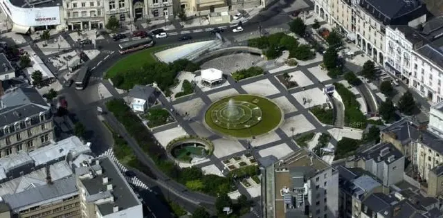 photo au début des années 2000, les véhicules roulaient encore autour de la place de la république.  ©  archives le maine libre – denis lambert