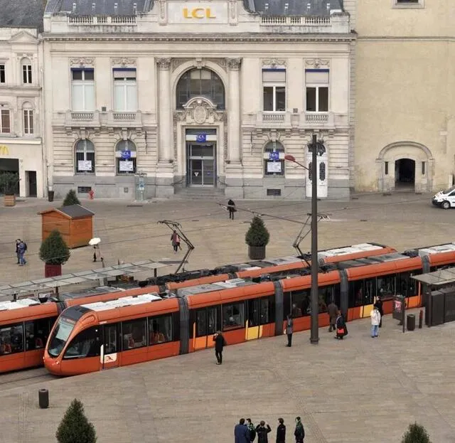 photo depuis 2007, la place de la république a retrouvé son tram qu’elle avait perdu 60 ans plus tôt.  ©  archives le maine libre – hervé petitbon
