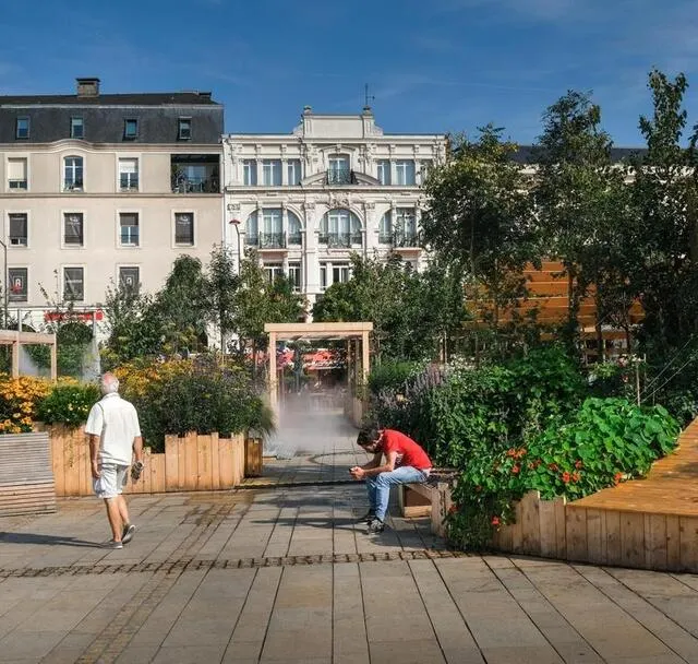 photo chaque été depuis 2019, un jardin éphémère est installé au cœur de la place. une initiative de la ville qui permet à ce lieu très fréquenté de retrouver un brin de verdure.  ©  archives le maine libre – denis lambert