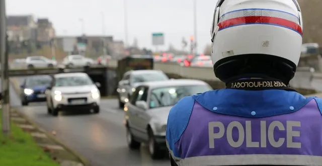 photo  la police contrôle régulière les voies sur berges à angers. sur cet axe, les excès de vitesse sont fréquents.  &copy;  ouest-france 