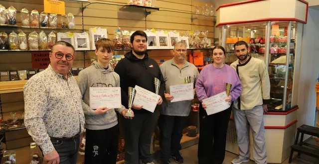 photo  christophe tabouret et ses employés récompensés pour leurs galettes par la confrérie des goustes-bourdelots d’athis.  &copy;  dr 