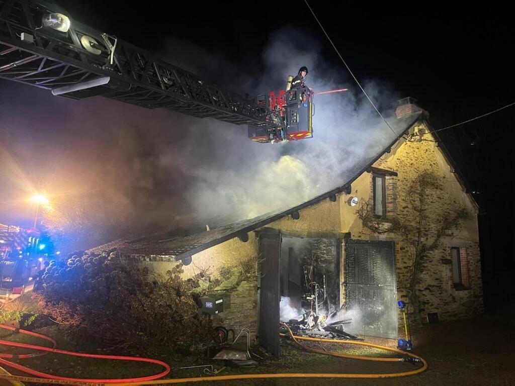 Deux Maisons D’habitation Endommagées Par Les Flammes Dans La Nuit En ...