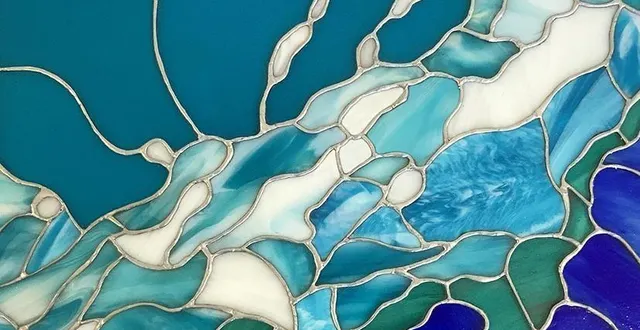 photo  l’un des vitraux d’ava winch qui seront exposés à la bibliothèque universitaire d’alençon, du 11 au 29 janvier 2024.  &copy;  ava winch 