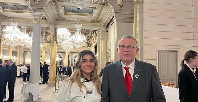 photo  manon quantin, jeune caviste récompensée par un rabelais des jeunes talents de la gastronomie, était à l’élysée vendredi 5 janvier 2024, au côté de patrick jourdain, président du syndicat des cavistes professionnels.  &copy;  d. r. 