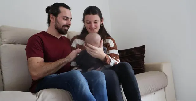photo  malone, né à tassé le 24 octobre 2023, fait le bonheur de ses parents : lou et joye, qui avaient fait le choix de voir naître leur enfant à leur domicile.  &copy;  ouest-france 