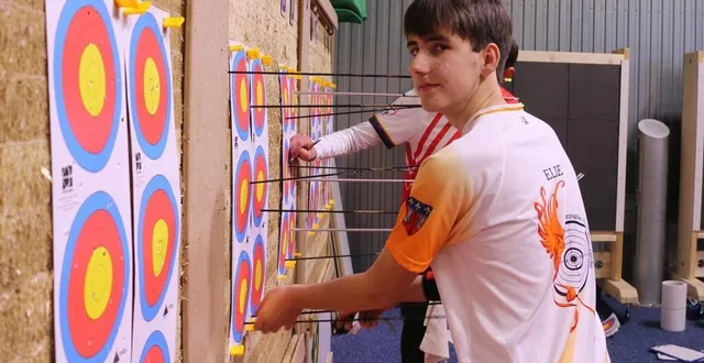photo  élie fait partie des six jeunes fléchois qui participent au championnat départemental de tir à l’arc, ce samedi 6 janvier 2024. en tout, 29 jeunes sont venus de toute la sarthe.  &copy;  ouest-france 