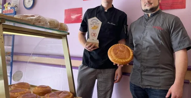 photo  pierre desvaux et jonathan vincendeau vendent plus de deux mille galettes briochées et frangipane en janvier.  &copy;  le maine libre 