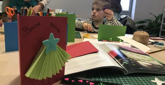 photo  jeanne et pierre confectionnent une carte de vœux à la médiathèque de la ferté-macé, dans l’orne.  &copy;  ouest-france 