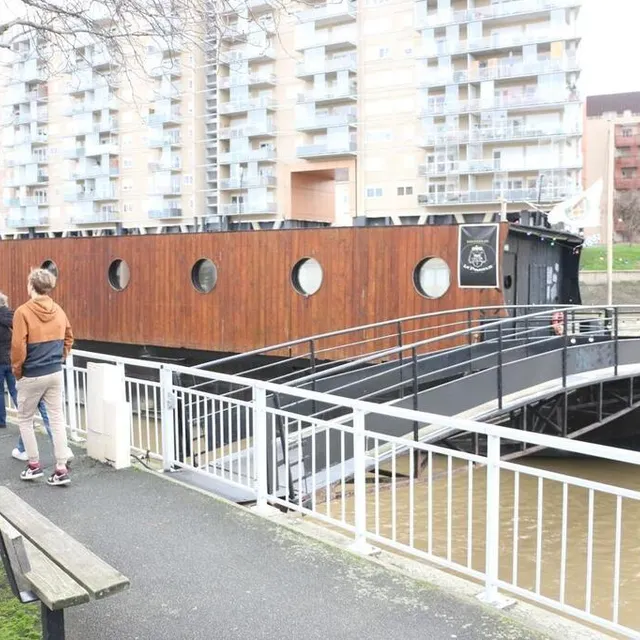 photo la péniche la piraterie est amarrée quai amiral-lalande.  ©  ouest-france