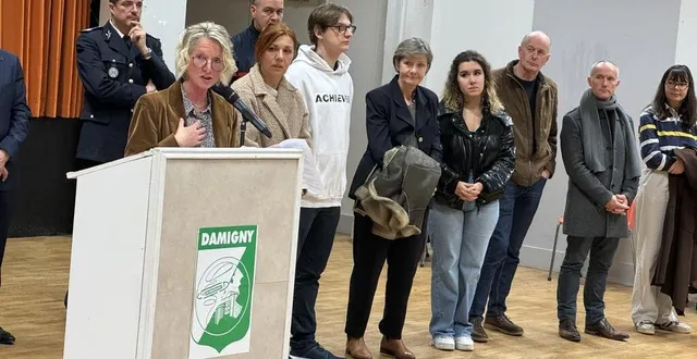 photo  anita paillot aux côtés des agents recenseurs, a présenté les vœux de la commune de damigny, vendredi 5 janvier 2024.  &copy;  ouest-france 