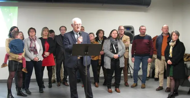 photo  le maire, michel briffault, a présenté ses vœux à la municipalité, vendredi, au côté des élus du conseil municipal.  &copy;  ouest-france 