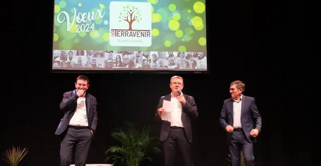 photo  philippe gélin, le président du directoire du groupe ldc, entouré, à sa droite, par denis lambert, et à sa gauche, christophe lambert.  &copy;  ouest-france 