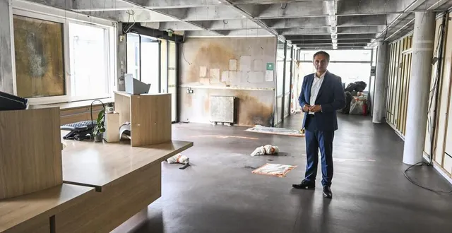 photo  fin juillet, un mois après l’incendie, l’accueil de la mairie de coulaines avait pu être nettoyé. la phase de rénovation va bientôt commencer.  &copy;  archives le maine libre – denis lambert 