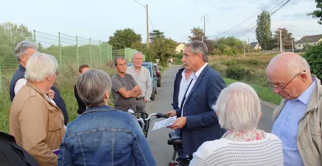 photo  en septembre 2023, christophe rouillon (au centre) à la rencontre des citoyens de sa commune.  &copy;  ouest-france 